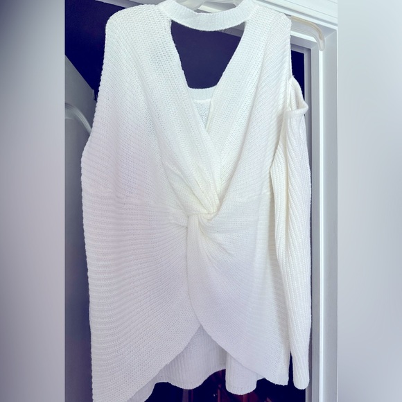 Ashley Stewart Sweaters - Ashley Stewart Cold shoulder back twisted back out sweater